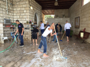 بالصور: طلاب من المدرسة الثانوية الشاملة يشاركون بمعسكر عمل لتنظيف مسجد العجمي